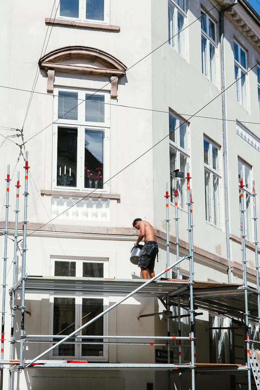 Quels sont les enduits à privilégier pour rénover une façade abîmée ? découvrez nos revêtements pour la rénovation de façades, alliant protection durable et esthétisme pour redonner vie à vos murs extérieurs.